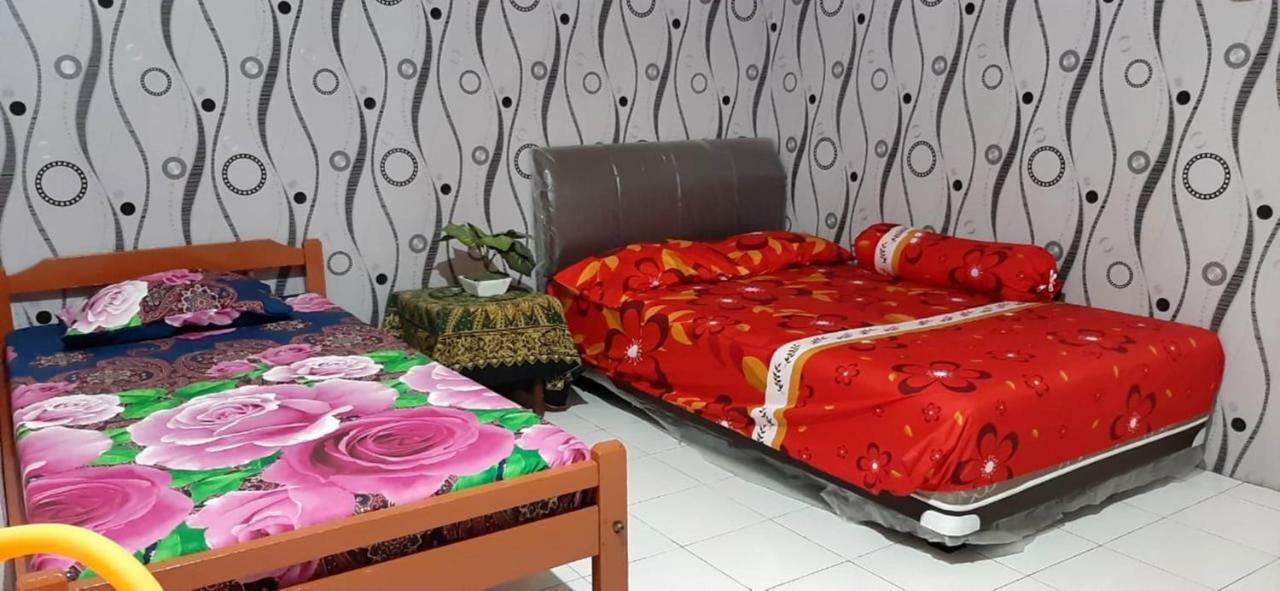 Waru Dharmawati Homestay Syariah At Terminal Purabaya מראה חיצוני תמונה